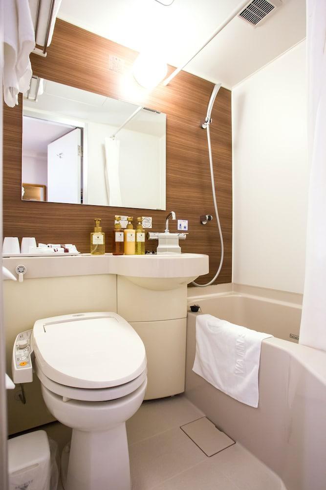 Via Inn Shin Osaka West Екстер'єр фото