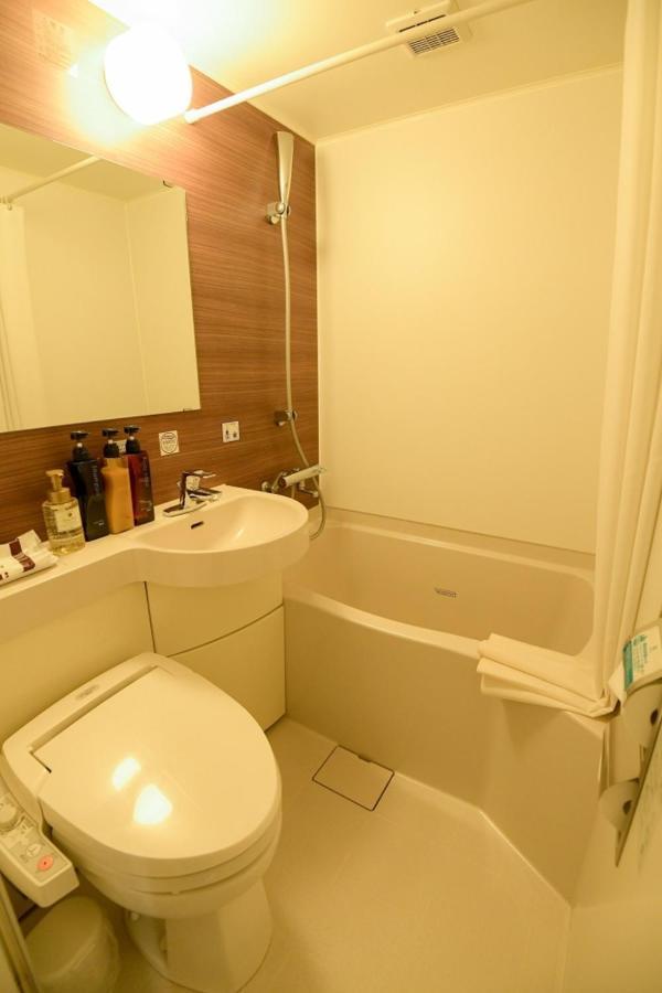 Via Inn Shin Osaka West Екстер'єр фото